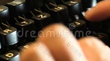手写打字机，在八十年代的打字机上，当时还不是数字时代